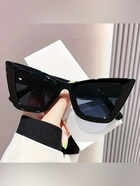 Retro Style Cat Eye Black Frame Sunglasses - New Never Worn